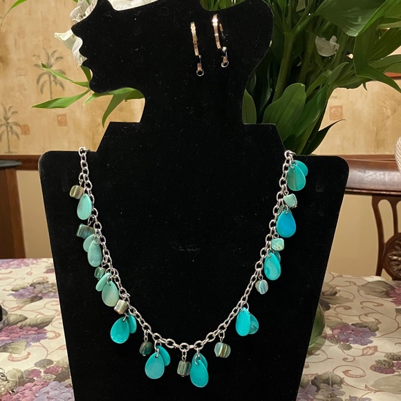 MOTHER OF PEARL DYED DISCS ON A LONG SILVER TONE CHAIN WITH PIERCED EARRINGS - Picture 12 of 15